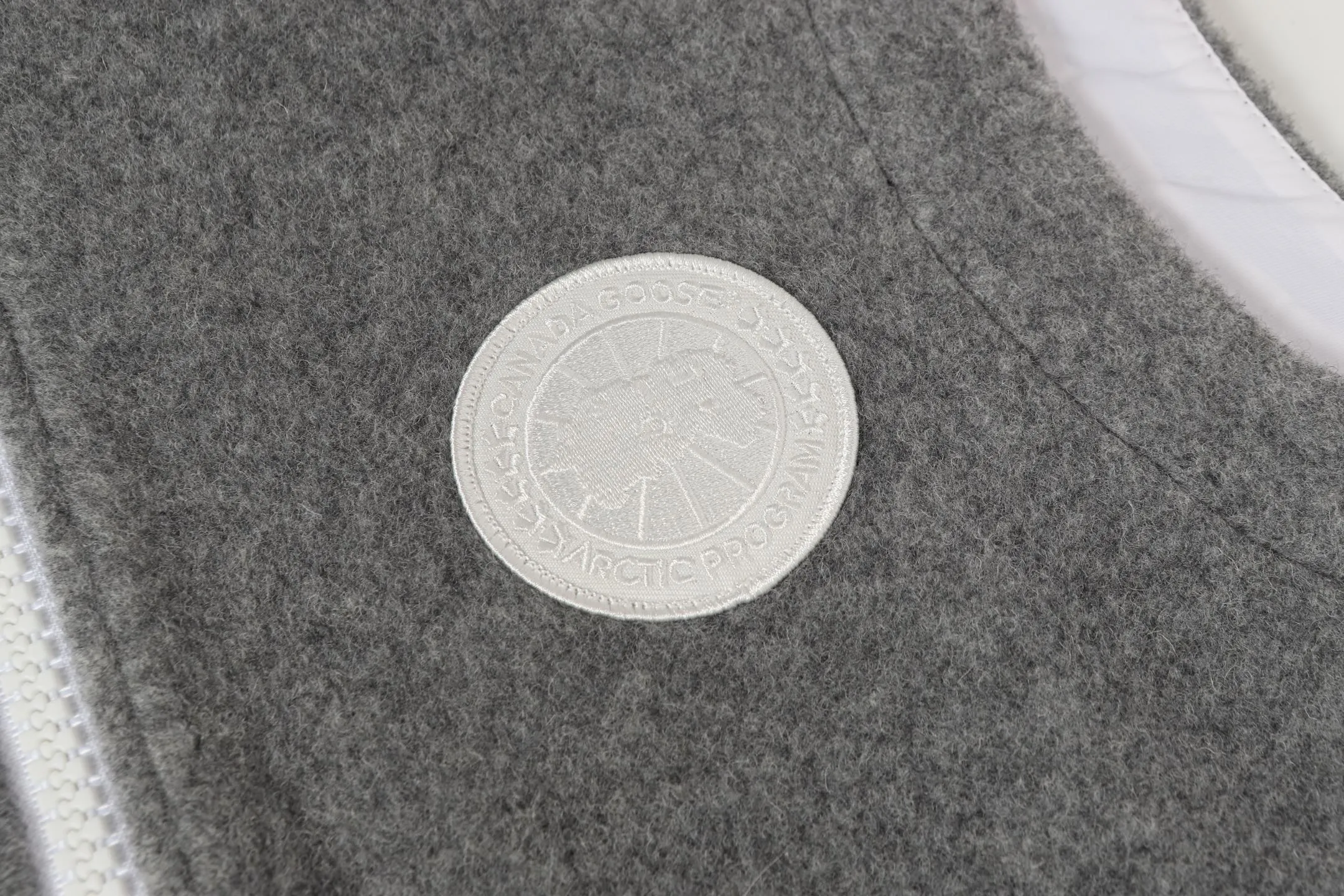P600 Canada Giose/Canada Goose Mersey fleece vest 7052MB CANADA GOOSE Canada Goose Mersey men's wool fleece vest 7052MB ·Made of Kind Fleece wool fleece fabric, which can provide excellent comfort and diverse functionality ·A weatherproof placket is designed under the front zipper to prevent wind and keep warm ·Ribbed knit hem and articulated sleeves improve comfort and fit ·2 exterior pockets: both hand pockets with concealed buckles ·White Canada Goose disc logo embroidered on left chest.   A0 Size:S-XXL